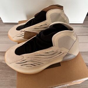 BNWT adidas - Unisex Yeezy Quantum Basketball Shoes ( with box)